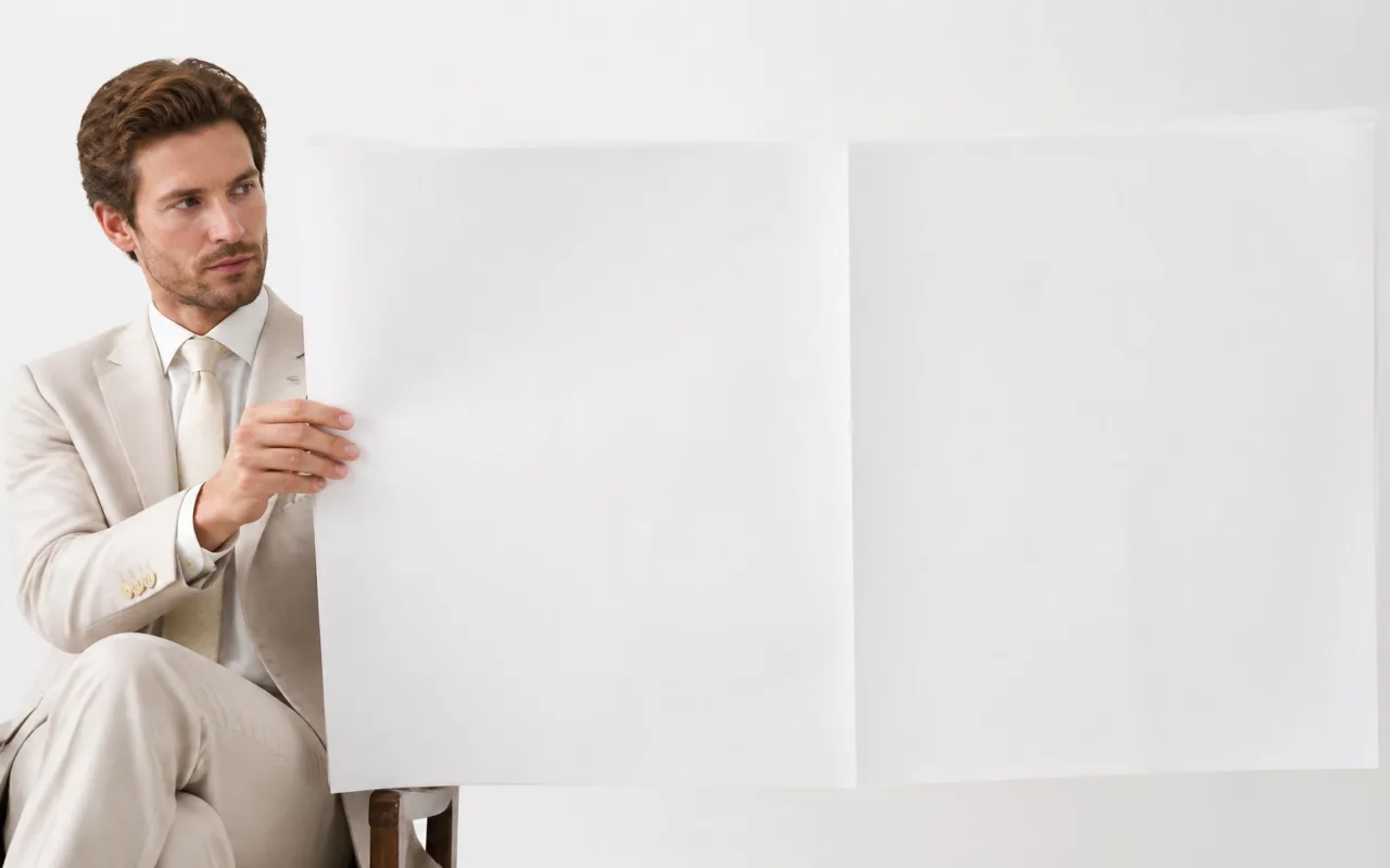 A reader holding the MADEU newspaper